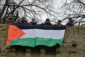 drapeau palestinien sur les remparts de Dinan.