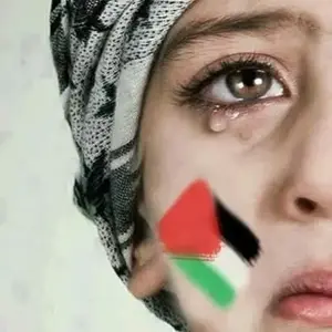 femme avec un drapeau palestinien peint sur le visage